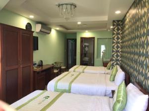 Phòng Gia đình Nhìn ra Vườn (Family Room with Garden View)