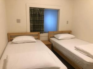 Phòng Giường Đôi/ 2 Giường Đơn với Phòng tắm Chung (Double or Twin Room with Shared Bathroom)
