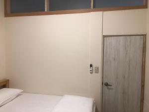 Phòng Giường Đôi/ 2 Giường Đơn với Phòng tắm Chung (Double or Twin Room with Shared Bathroom)