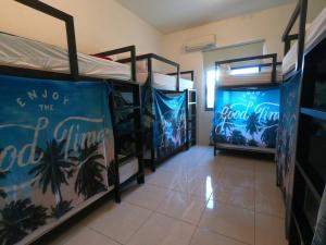 Giường Tầng Trong Phòng Ngủ Tập Thể Cho Nữ (Bunk Bed in Female Dormitory Room )