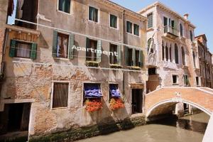 Two Bedroom Apartment with Canal View - Calle del Paradiso room in Charming Venice Apartments