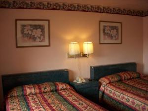 Double Room with Two Double Beds - Non-Smoking room in Executive Royal Inn Clewiston