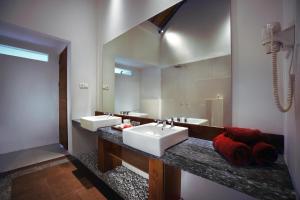 Phòng Deluxe 2 Giường Đơn Hướng Hồ Bơi (Deluxe Twin Pool View)