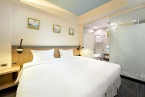 Phòng giường King Không có cửa sổ (No Window King Bed)