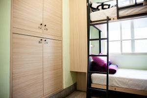 Giường trong phòng ngủ tập thể nam có 4 giường (Bed in 4-Bed Male Dormitory Room)