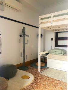 Phòng Giường Đôi/ 2 Giường Đơn với Phòng tắm Chung (Double or Twin Room with Shared Bathroom)