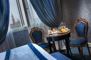 Deluxe Double or Twin Room with Lagoon View room in Hotel Londra Palace