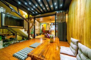 Ngôi Nhà 5 Phòng Ngủ (Five-Bedroom House)