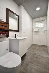 Phòng gia đình với phòng tắm riêng. (Family Room with Private Bathroom)