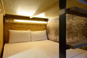 Giường Đôi trong Phòng ngủ Tập thể Nữ (Double Bed in Female Dormitory Room)