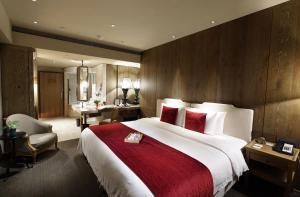 Deluxe Classic Club King Room with Combined Beds - No Parking Fee Included