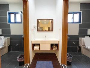 Phòng gia đình với phòng tắm riêng. (Family Room with Private Bathroom)