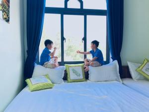 Phòng gia đình có ban công (Family Room with Balcony)