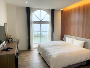 Phòng Deluxe Giường Đôi Với Ban Công và Tầm Nhìn Ra Biển (Deluxe Double Room with Balcony and Sea View)
