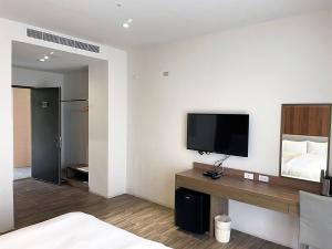 Phòng Deluxe Giường Đôi Với Ban Công và Tầm Nhìn Ra Biển (Deluxe Double Room with Balcony and Sea View)