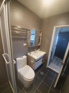 Phòng Bốn Người Có Phòng Tắm Riêng (Quadruple Room with Private Bathroom)