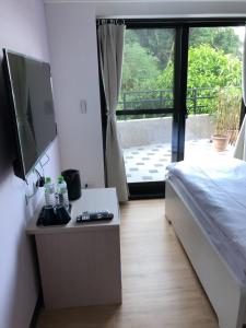 Phòng Có Giường Cỡ Queen Với Ban Công (Queen Room with Balcony)