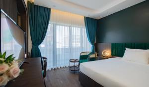 Phòng Deluxe Giường Đôi Có Ban Công (Deluxe Double Room with Balcony)