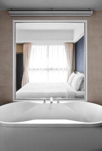 1 King Bed Standard River View High Floor