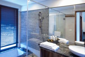 Phòng Deluxe Đôi Nhìn ra 1 Góc Biển (Deluxe Double Room with Partial Sea View)