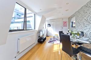 Penthouse Apartment room in Red Lion Court by City2Stay