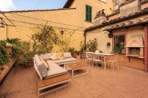 Two Bedrooms Apartment with Terrace Vacanze Romane room in Principessa Trevi