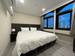 Phòng Giường Đôi Nhìn Ra Cảnh Đường Phố (Double Room with Street View)