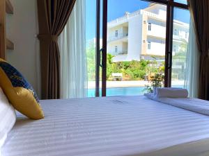 Phòng Gia Đình Nhìn Ra Hồ (Family Room with Lake View)