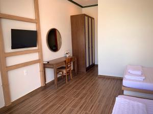 Phòng Gia Đình Nhìn Ra Hồ (Family Room with Lake View)