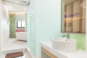 Phòng Deluxe Giường Đôi Có Ban Công (Deluxe Double Room with Balcony)