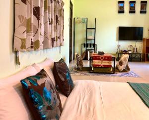 Phòng Giường Đôi/2 Giường Đơn Với Giường Phụ (Double or Twin Room with Extra Bed)