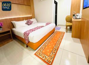 Deluxe Queen Room : Early Check-in (10 AM) / Late Check-out (3 PM) / Free Wifi / Hourly Sanitization of Common Area / Gym & Rooftop Sky Garden Access room in Easy Hotel KL Sentral