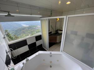 Phòng Đôi Cao Cấp Hướng Hồ (Superior Double Room with Lake View)