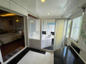 Phòng Đôi Cao Cấp Hướng Hồ (Superior Double Room with Lake View)