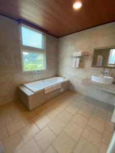 Phòng Deluxe Giường Đôi Có Bồn Tắm (Deluxe Double Room with Bath)