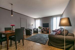 Three-Bedroom Apartment room in Centrale Venice Apartments