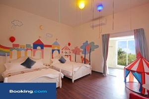Quadruple Family Room with Bath with Balcony