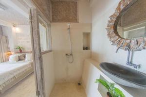 Phòng Deluxe Giường Đôi Với Ban Công và Tầm Nhìn Ra Biển (Deluxe Double Room with Balcony and Sea View)