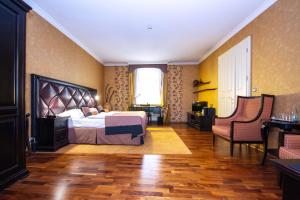 Large Double Room room in Luxury apartments in the historical building in the heart of Old Town