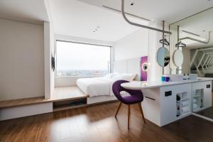 1 King Guest Room With Sofa Bed