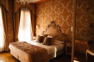 Superior Deluxe Double Room with Canal View room in Murano Palace