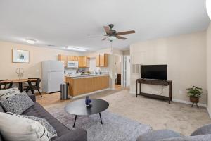 Viagem 1BR Getaway with Work Area and Parking in Myrtle Beach