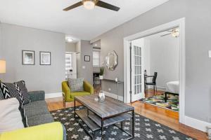 Two-Bedroom Apartment room in Upgraded Cozy 2BR City Apt in Bustling Boystown