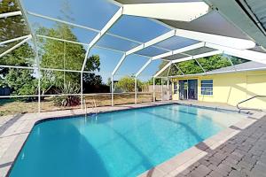 Private Pool Paradise with Huge Screened Patio home in Sarasota