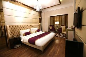 Executive King Suite - Smoking room in Ramada by Wyndham Multan