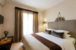 Deluxe King Suite with Balcony room in Best Western Plus Embassy Hotel
