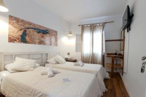 Twin Room with Shared Bathroom room in Hostal Ibiza