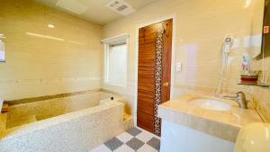 Phòng Deluxe Giường Đôi Có Bồn Tắm (Deluxe Double Room with Bath)