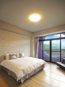 Phòng Deluxe Giường Đôi Có Ban Công (Deluxe Double Room with Balcony)