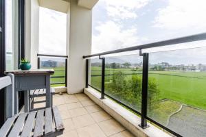 Phòng Gia đình nhìn ra Núi (Family Room with Mountain View)
